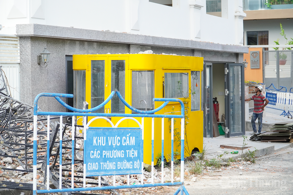 Cận cảnh tháo dỡ các tầng vi phạm của loạt biệt thự cao cấp ở Nha Trang Cận cảnh tháo dỡ các tầng vi phạm của loạt biệt thự cao cấp ở Nha Trang