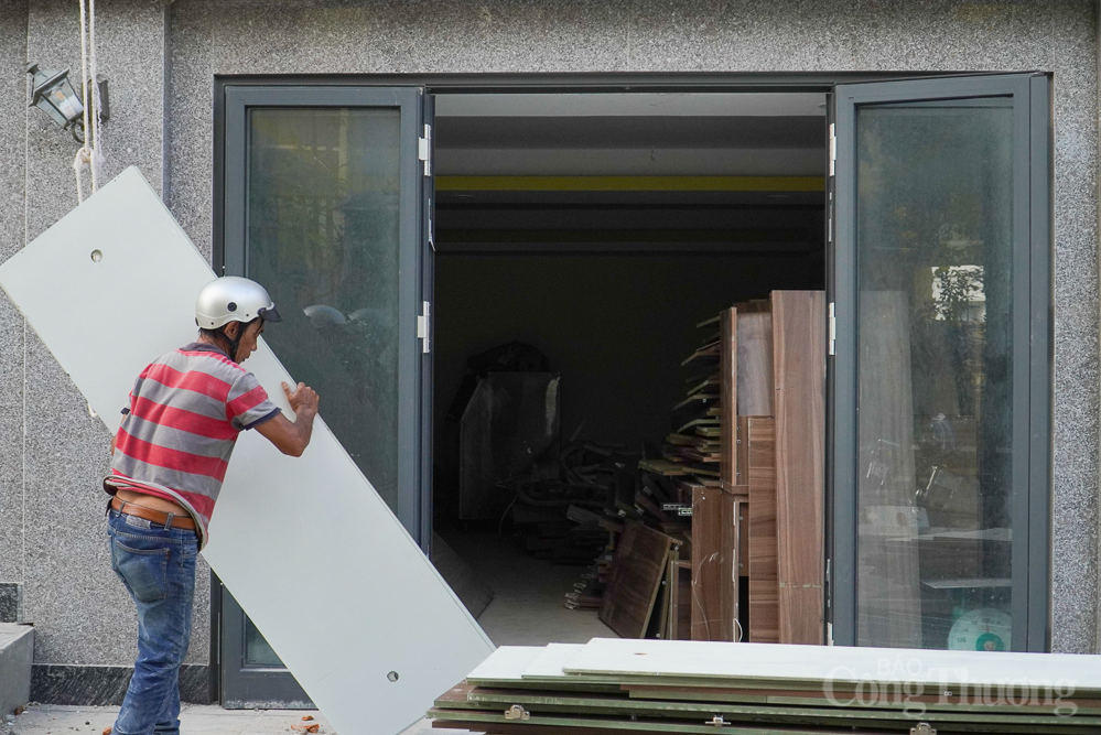 Cận cảnh tháo dỡ các tầng vi phạm của loạt biệt thự cao cấp ở Nha Trang Cận cảnh tháo dỡ các tầng vi phạm của loạt biệt thự cao cấp ở Nha Trang