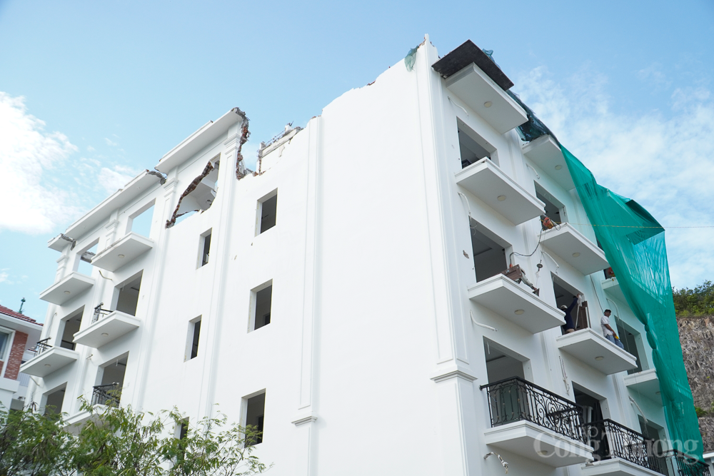 Cận cảnh tháo dỡ các tầng vi phạm của loạt biệt thự cao cấp ở Nha Trang Cận cảnh tháo dỡ các tầng vi phạm của loạt biệt thự cao cấp ở Nha Trang
