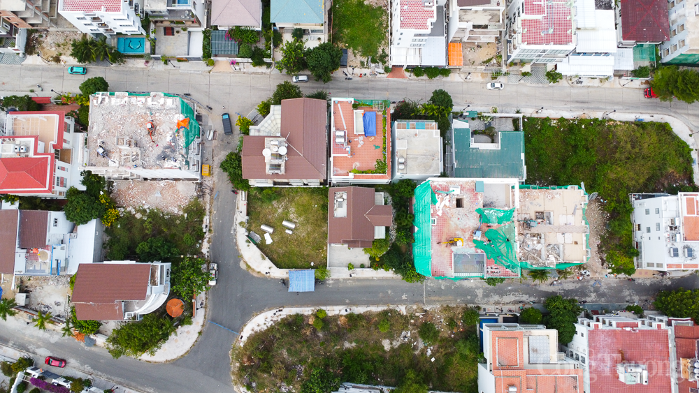 Cận cảnh tháo dỡ các tầng vi phạm của loạt biệt thự cao cấp ở Nha Trang Cận cảnh tháo dỡ các tầng vi phạm của loạt biệt thự cao cấp ở Nha Trang