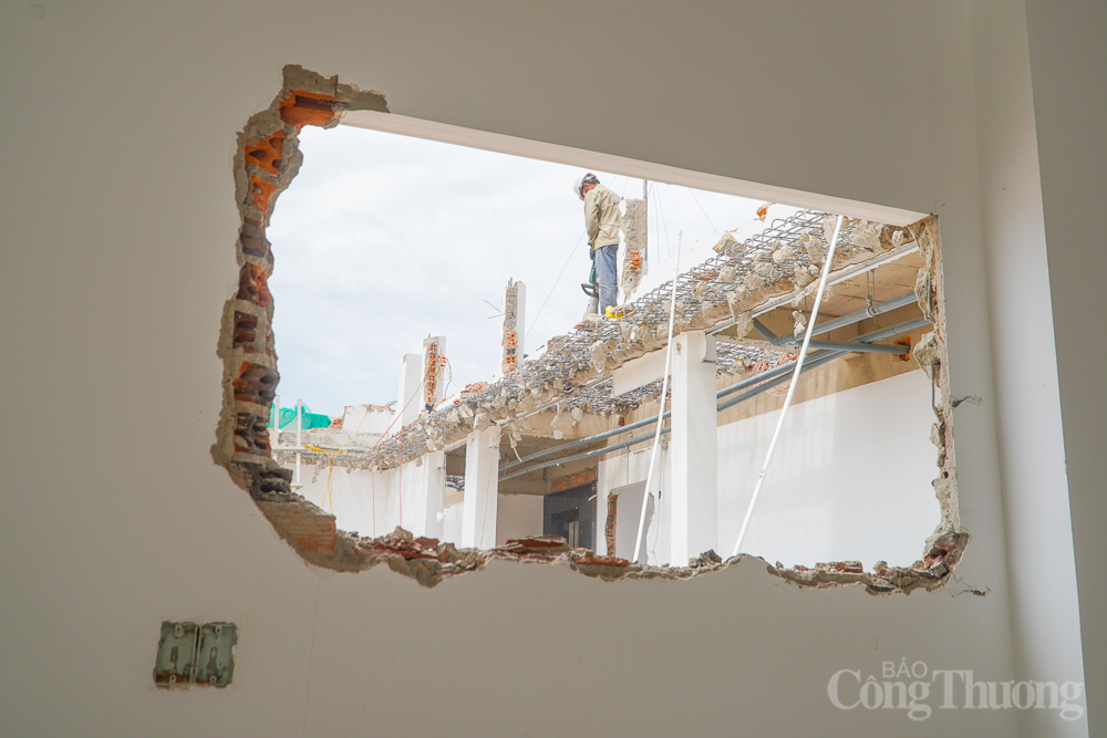 Cận cảnh tháo dỡ các tầng vi phạm của loạt biệt thự cao cấp ở Nha Trang Cận cảnh tháo dỡ các tầng vi phạm của loạt biệt thự cao cấp ở Nha Trang