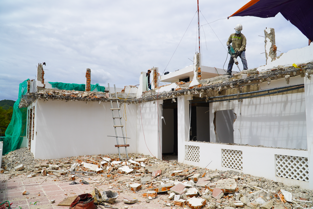 Cận cảnh tháo dỡ các tầng vi phạm của loạt biệt thự cao cấp ở Nha Trang Cận cảnh tháo dỡ các tầng vi phạm của loạt biệt thự cao cấp ở Nha Trang