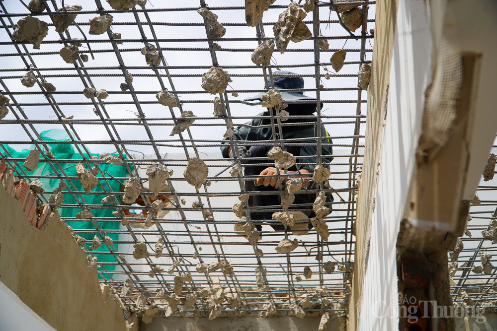 Cận cảnh tháo dỡ các tầng vi phạm của loạt biệt thự cao cấp ở Nha Trang Cận cảnh tháo dỡ các tầng vi phạm của loạt biệt thự cao cấp ở Nha Trang