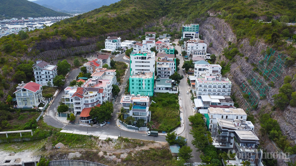 Cận cảnh tháo dỡ các tầng vi phạm của loạt biệt thự cao cấp ở Nha Trang Cận cảnh tháo dỡ các tầng vi phạm của loạt biệt thự cao cấp ở Nha Trang