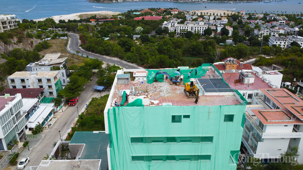 Cận cảnh tháo dỡ các tầng vi phạm của loạt biệt thự cao cấp ở Nha Trang Cận cảnh tháo dỡ các tầng vi phạm của loạt biệt thự cao cấp ở Nha Trang
