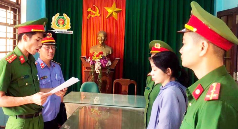 Lực lượng chức năng Thừa Thiên Huế đọc lệnh bắt Nguyễn Thị Lê Na (ảnh T.A) Lực lượng chức năng Thừa Thiên Huế đọc lệnh bắt Nguyễn Thị Lê Na (ảnh T.A)