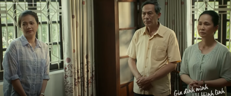 Phương cùng bố mẹ đứng trước bàn thờ nói về Công. Ảnh chụp màn hình Phương cùng bố mẹ đứng trước bàn thờ nói về Công. Ảnh chụp màn hình