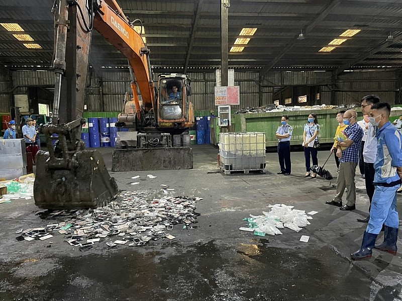 Quản lý thị trường Hà Nội: Tiêu hủy lô hàng hóa vi phạm trị giá gần 2 tỷ đồng