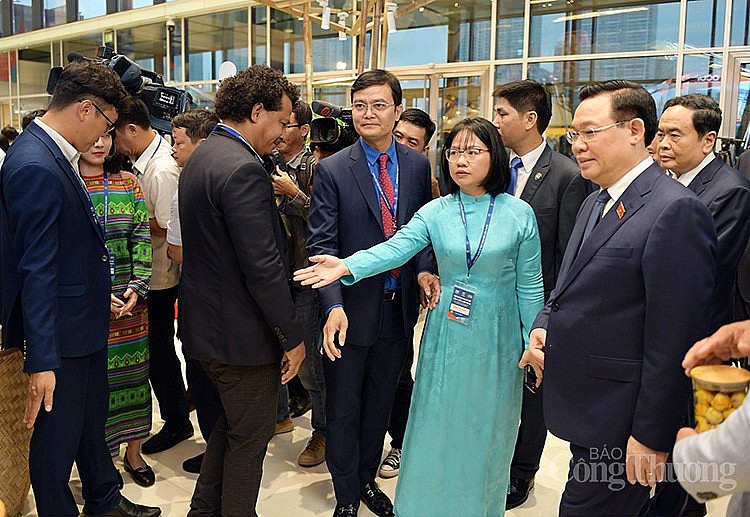 Dự chương trình có ông Vương Đình Huệ - Chủ tịch Quốc hội Việt Nam Dự chương trình có ông Vương Đình Huệ - Chủ tịch Quốc hội Việt Nam