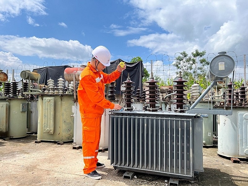 Công nhân Điện lực kiểm tra các máy biến áp dự phòng Công nhân Điện lực kiểm tra các máy biến áp dự phòng