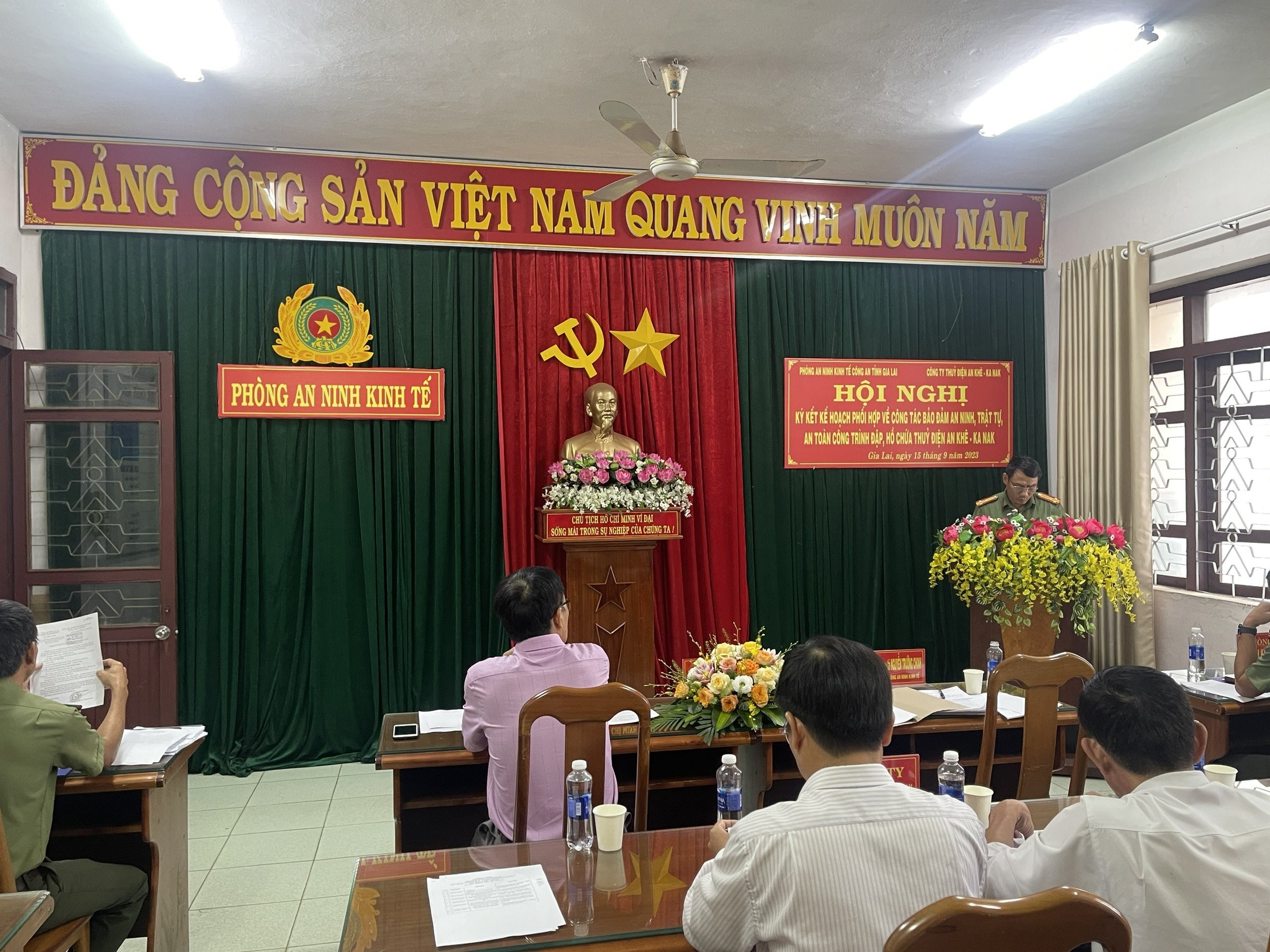 Thượng tá Nguyễn Trường Chinh – Trưởng phòng An ninh kinh tế CAGL  phát biểu tại Hội nghị Thượng tá Nguyễn Trường Chinh – Trưởng phòng An ninh kinh tế CAGL  phát biểu tại Hội nghị