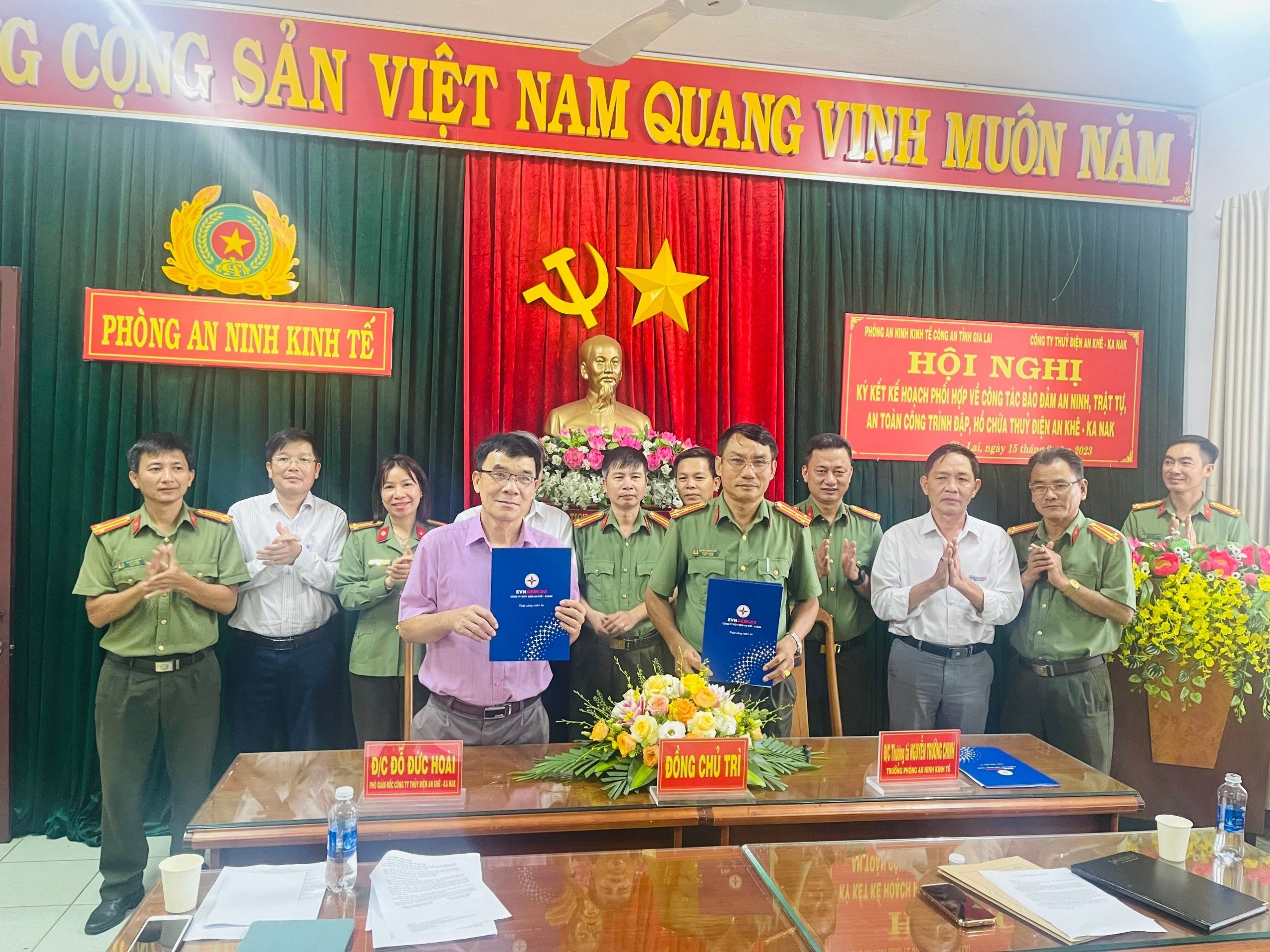Lãnh đạo CAGL và Lãnh đạo AKKN cùng thống nhất ký kết Kế hoạch phối hợp về công tác bảo đảm an ninh, trật tự, an toàn công trình đập hồ chứa thủy điện An Khê – Ka Nak Lãnh đạo CAGL và Lãnh đạo AKKN cùng thống nhất ký kết Kế hoạch phối hợp về công tác bảo đảm an ninh, trật tự, an toàn công trình đập hồ chứa thủy điện An Khê – Ka Nak