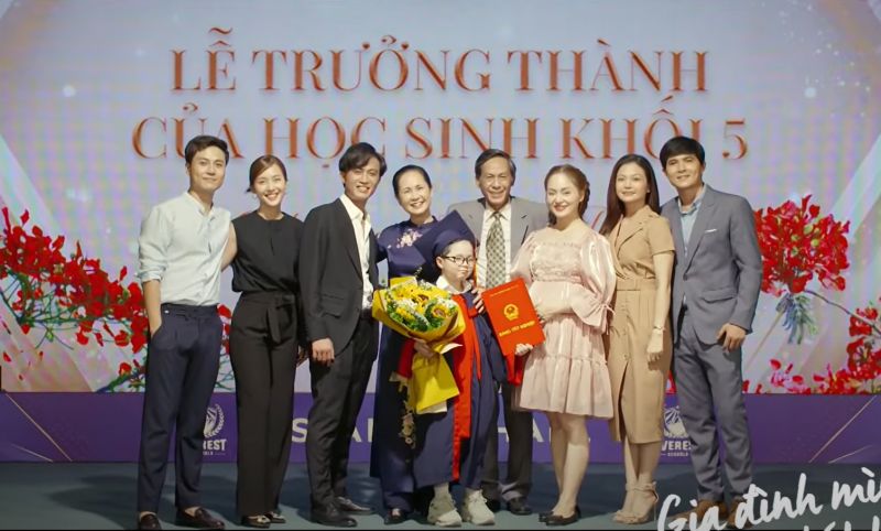 Cả nhà dự lễ trưởng thành của Long. Ảnh chụp màn hình Cả nhà dự lễ trưởng thành của Long. Ảnh chụp màn hình