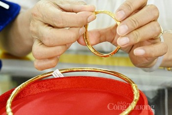 Giá vàng chiều nay 30/4/2024: Vàng thế giới tiếp tục giảm nhẹ, thị trường thận trọng trước các động thái của FED