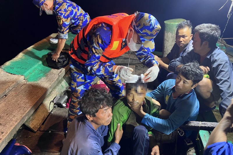 Tổ quân y sơ cứu cho ngư dân Nguyễn Văn Trực bị thương ở đầu và vai trái.