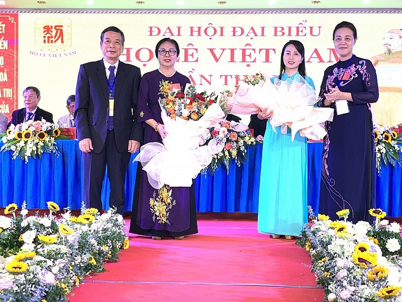 Dòng Họ Lê Việt Nam gây quỹ hàng chục tỷ đồng cho khuyến học khuyến tài Dòng Họ Lê Việt Nam gây quỹ hàng chục tỷ đồng cho khuyến học khuyến tài