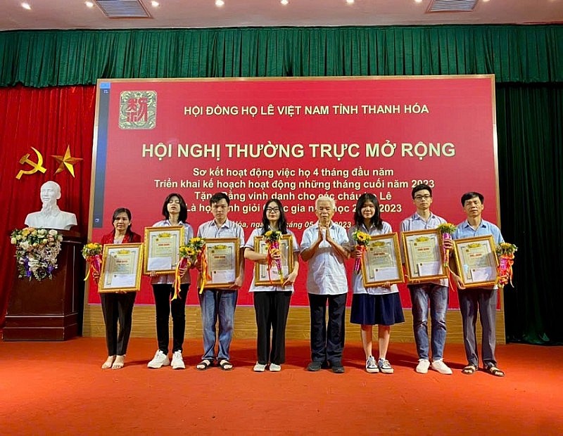 Dòng Họ Lê Việt Nam gây quỹ hàng chục tỷ đồng cho khuyến học khuyến tài Dòng Họ Lê Việt Nam gây quỹ hàng chục tỷ đồng cho khuyến học khuyến tài