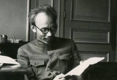 Chủ tịch Hồ Chí Minh đọc thư ở Paris (7-1946). Ảnh: cand.com.vn Chủ tịch Hồ Chí Minh đọc thư ở Paris (7-1946). Ảnh: cand.com.vn