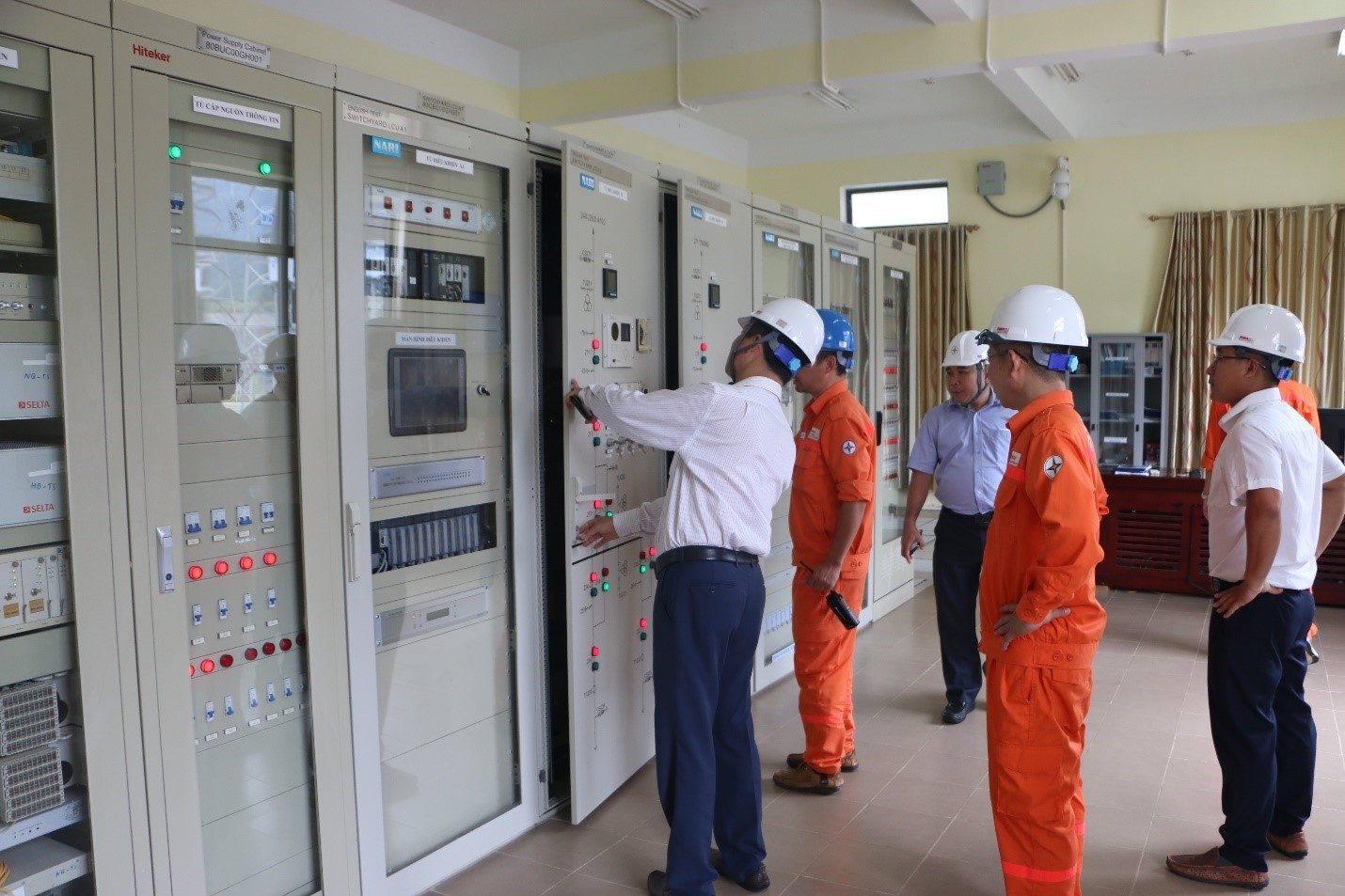 Kiểm tra hệ thống thiết bị tại trạm phân phối 220kV Kiểm tra hệ thống thiết bị tại trạm phân phối 220kV