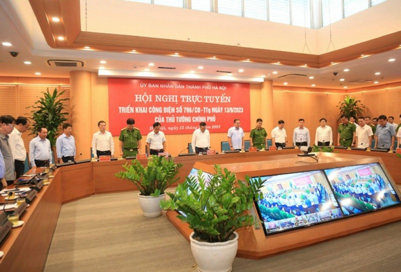 Người dân, học sinh tưởng niệm 56 nạn nhân trong vụ cháy chung cư mini