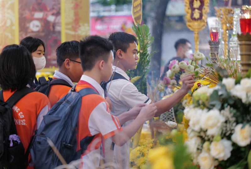 Người dân, học sinh tưởng niệm 56 nạn nhân trong vụ cháy chung cư mini