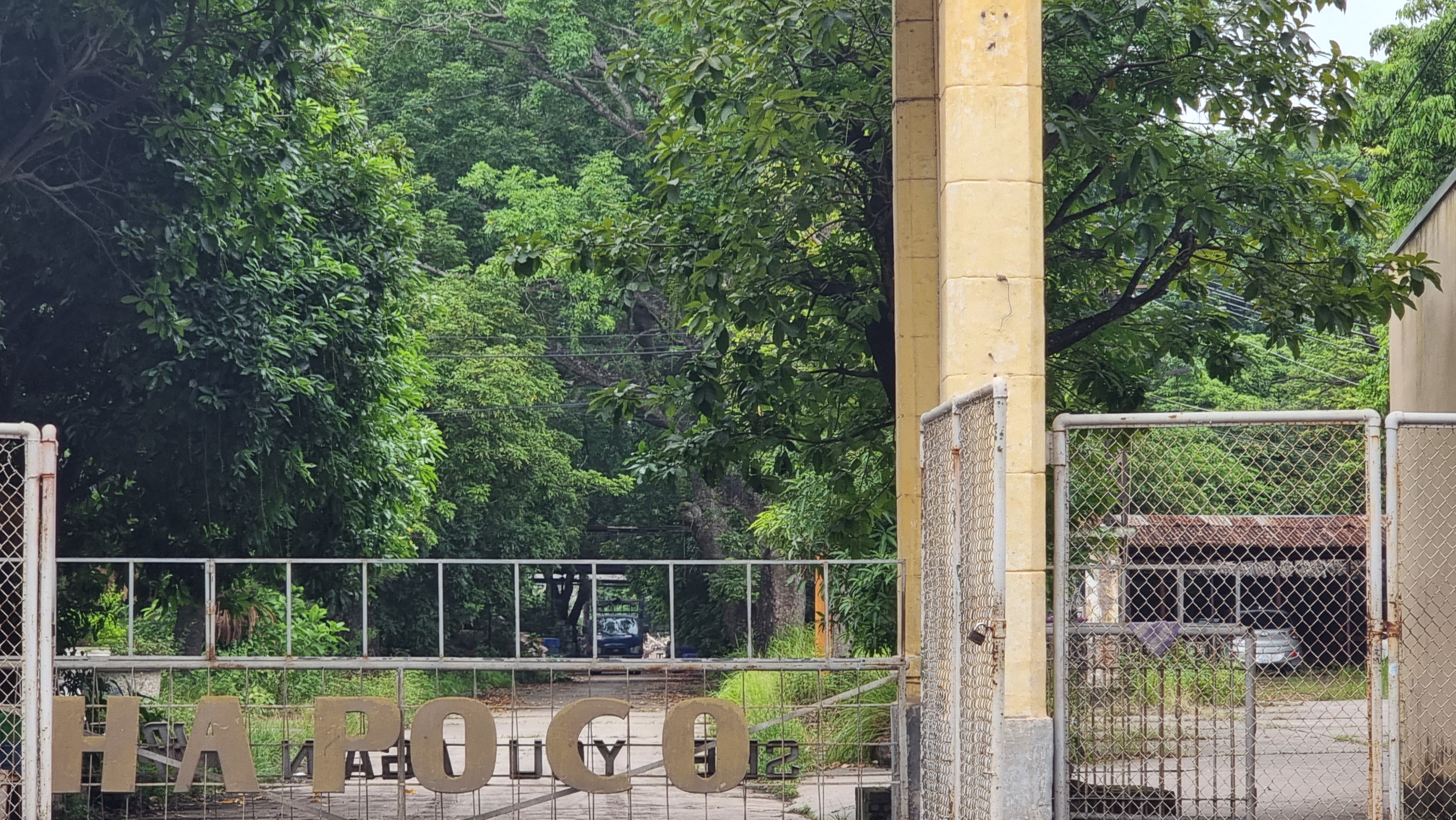 Cổng vào Nhà máy Sứ đã bị đóng cửa. Ảnh Vĩnh Quân