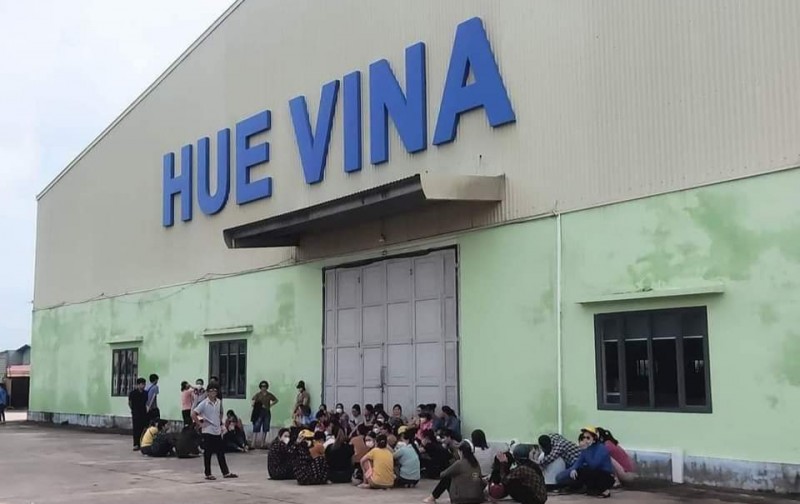 undefined Công nhân Công ty TNHH HUE VINA tập trung tại nhà máy đòi quyền lợi. Ảnh: T.Đ.V