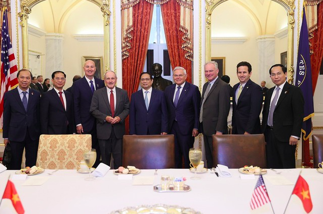 Thủ tướng Phạm Minh Chính gặp lãnh đạo của Ủy ban Đối ngoại Thượng viện Hoa Kỳ, Cuộc gặp có sự tham dự của Thượng nghị sĩ Bob Menendez, Chủ tịch Ủy ban, Thượng nghị sĩ Jim Risch, Thành viên cao cấp Ủy ban - Ảnh: VGP Thủ tướng Phạm Minh Chính gặp lãnh đạo của Ủy ban Đối ngoại Thượng viện Hoa Kỳ, Cuộc gặp có sự tham dự của Thượng nghị sĩ Bob Menendez, Chủ tịch Ủy ban, Thượng nghị sĩ Jim Risch, Thành viên cao cấp Ủy ban - Ảnh: VGP