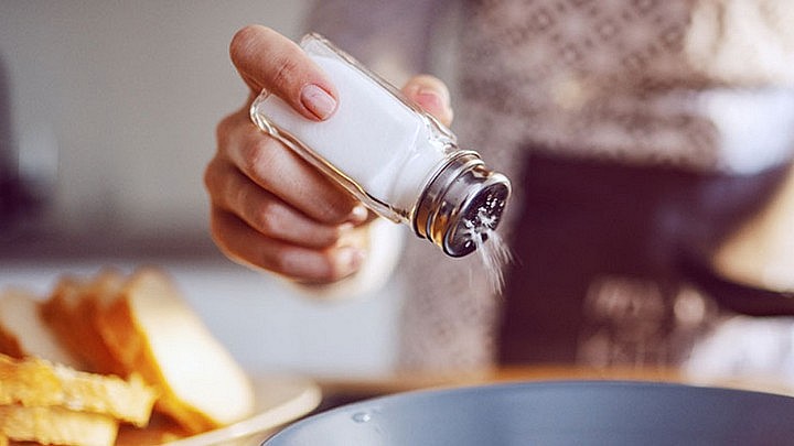 Chế độ ăn với hàm lượng muối cao có thể ảnh hưởng tiêu cực đến sức khỏe làn da. Ảnh minh họa Chế độ ăn với hàm lượng muối cao có thể ảnh hưởng tiêu cực đến sức khỏe làn da. Ảnh minh họa