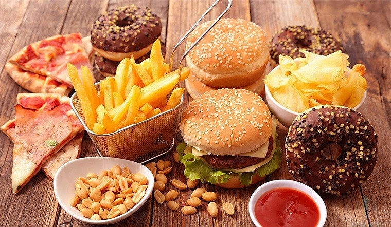 Các món ăn nhanh là thủ phạm khiến bạn tăng cân và lão hóa làn da. Ảnh minh họa Các món ăn nhanh là thủ phạm khiến bạn tăng cân và lão hóa làn da. Ảnh minh họa