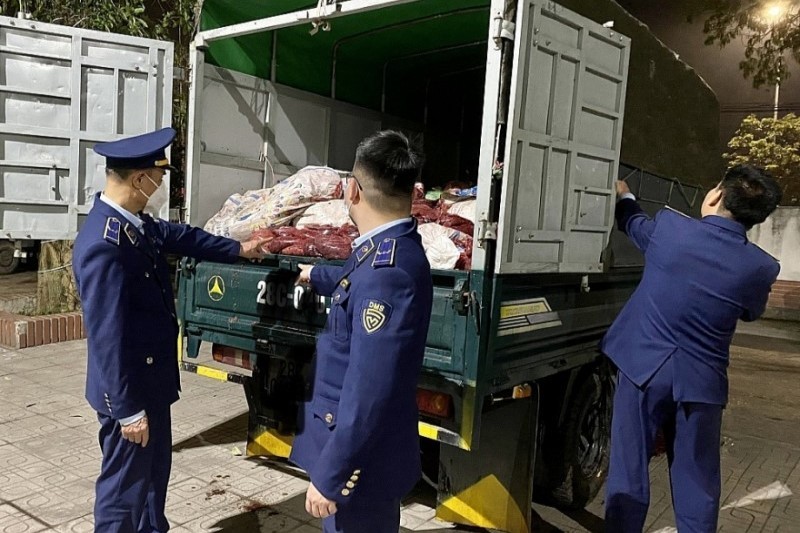 Lực lượng chức năng ngăn chặn và tiêu hủy kịp thời gần 4 tấn thực phẩm không đảm bảo chất lượng trên địa bàn TP. Phổ Yên Lực lượng chức năng ngăn chặn và tiêu hủy kịp thời gần 4 tấn thực phẩm không đảm bảo chất lượng trên địa bàn TP. Phổ Yên