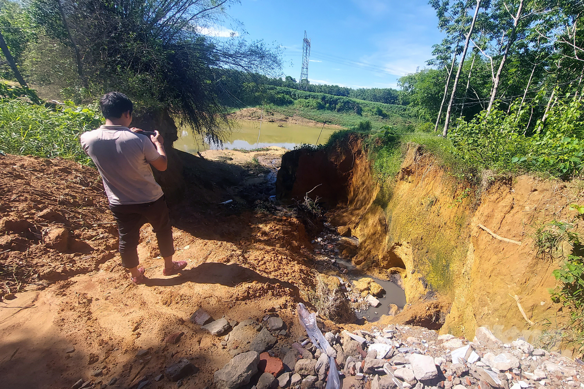 1-071434_326-071435.jpg Khu vực xả thải của Công ty Đức Hiền. Ảnh: Võ Dũng.