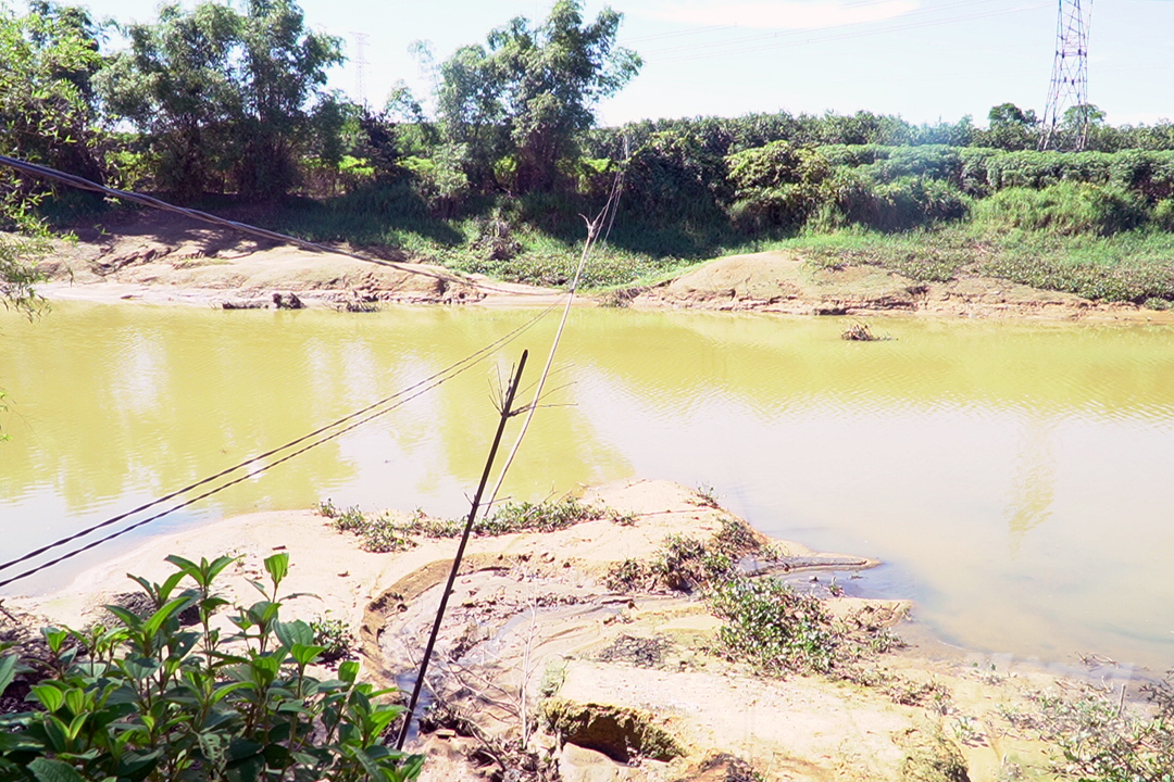 3-071430_329-071430.jpg Đổ thẳng ra sông Sa Lung. Ảnh: Võ Dũng.