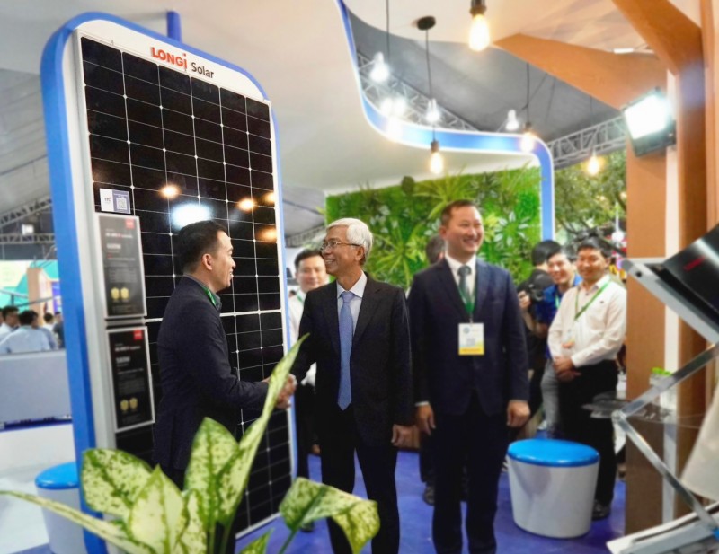 Ông Nguyễn Xuân Quang (bên trái) - Phó Giám đốc TTC Energy vinh hạnh đón tiếp  Phó Chủ tịch UBND TP.HCM ông Võ Văn Hoan thăm quan gian hàng