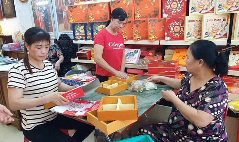 Hải Phòng: Người dân ngủ gật, xếp hàng dài chờ mua bánh trung thu