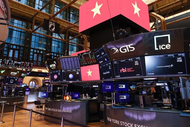 Thủ tướng Phạm Minh Chính rung chuông khai mạc phiên giao dịch tại sàn chứng khoán lớn nhất thế giới (NYSE) Thủ tướng Phạm Minh Chính rung chuông khai mạc phiên giao dịch tại sàn chứng khoán lớn nhất thế giới (NYSE)