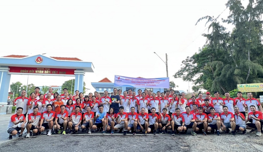 Cuộc tuần hành chinh phục núi Tương Kỳ (Núi Lớn) tại thành phố Vũng Tàu tạo nên không khí tươi vui, hào hứng chào mừng 33 năm PV GAS phát triển