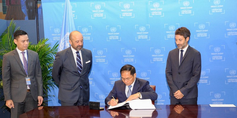 Bộ trưởng Ngoại giao Bùi Thanh Sơn ký Hiệp định về Hiệp định về Bảo tồn và sử dụng bền vững đa dạng sinh học ở vùng biển nằm ngoài quyền tài phán quốc gia Bộ trưởng Ngoại giao Bùi Thanh Sơn ký Hiệp định về Hiệp định về Bảo tồn và sử dụng bền vững đa dạng sinh học ở vùng biển nằm ngoài quyền tài phán quốc gia