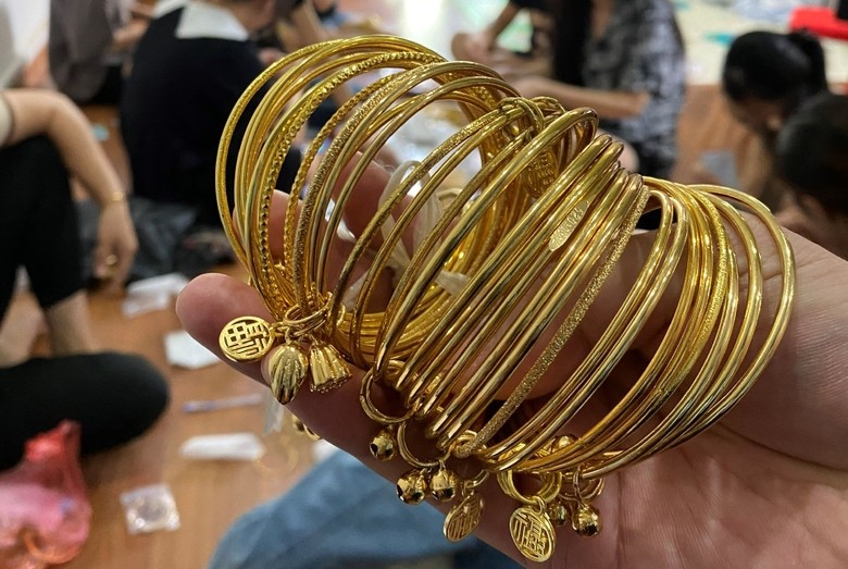 Các mặt hàng trang sức bị lực lượng chức năng thu giữ Các mặt hàng trang sức bị lực lượng chức năng thu giữ