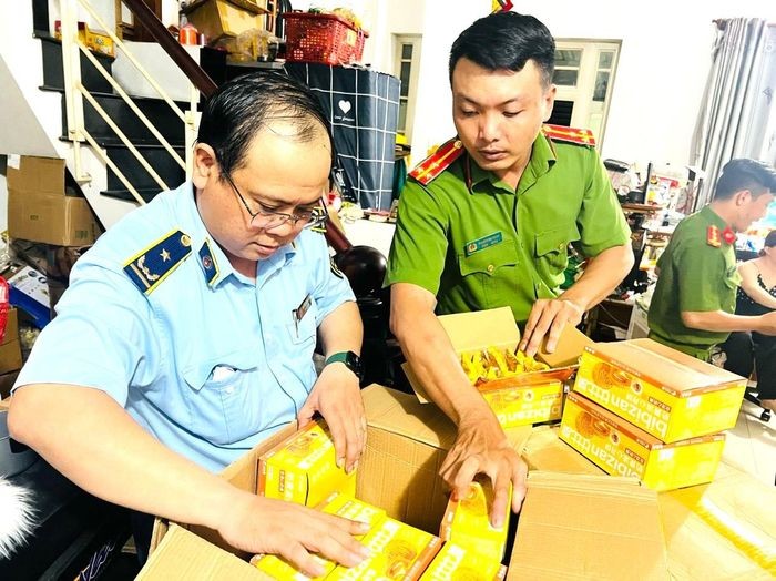 Phát hiện hàng tấn gia cầm và chân giò lợn không rõ nguồn gốc xuất xứ Phát hiện hàng tấn gia cầm và chân giò lợn không rõ nguồn gốc xuất xứ