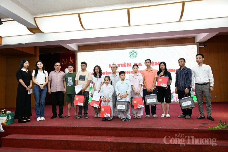 Tổ chức lễ tiễn ra viện cho 11 người bệnh là nạn nhân vụ cháy chung cư mini quận Thanh Xuân Tổ chức lễ tiễn ra viện cho 11 người bệnh là nạn nhân vụ cháy chung cư mini quận Thanh Xuân