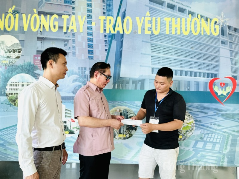 Tổ chức lễ tiễn ra viện cho 11 người bệnh là nạn nhân vụ cháy chung cư mini quận Thanh Xuân Tổ chức lễ tiễn ra viện cho 11 người bệnh là nạn nhân vụ cháy chung cư mini quận Thanh Xuân