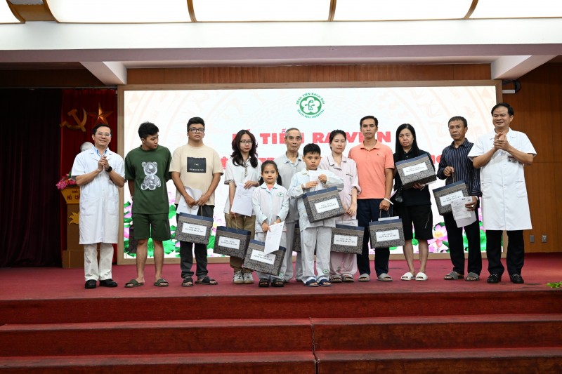 Tổ chức lễ tiễn ra viện cho 11 người bệnh là nạn nhân vụ cháy chung cư mini quận Thanh Xuân Tổ chức lễ tiễn ra viện cho 11 người bệnh là nạn nhân vụ cháy chung cư mini quận Thanh Xuân