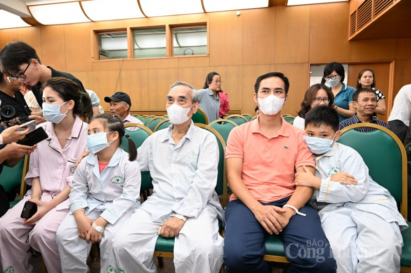 Tổ chức lễ tiễn ra viện cho 11 người bệnh là nạn nhân vụ cháy chung cư mini quận Thanh Xuân Tổ chức lễ tiễn ra viện cho 11 người bệnh là nạn nhân vụ cháy chung cư mini quận Thanh Xuân