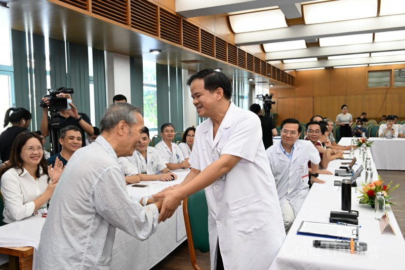 Tổ chức lễ tiễn ra viện cho 11 người bệnh là nạn nhân vụ cháy chung cư mini quận Thanh Xuân Tổ chức lễ tiễn ra viện cho 11 người bệnh là nạn nhân vụ cháy chung cư mini quận Thanh Xuân