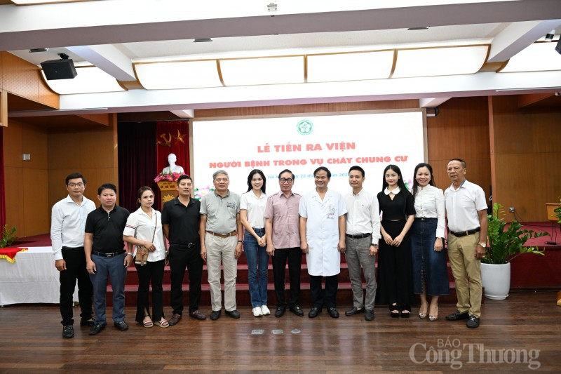 Tổ chức lễ tiễn ra viện cho 11 người bệnh là nạn nhân vụ cháy chung cư mini quận Thanh Xuân Tổ chức lễ tiễn ra viện cho 11 người bệnh là nạn nhân vụ cháy chung cư mini quận Thanh Xuân