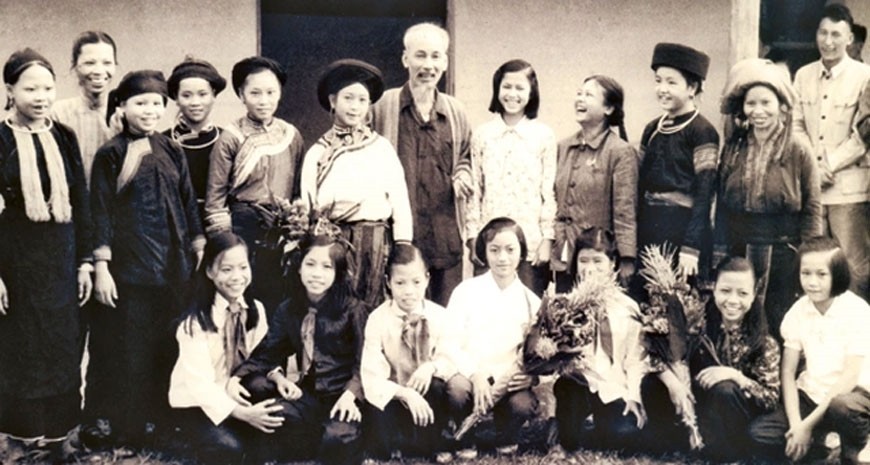 Bác Hồ chụp ảnh lưu niệm với đại biểu thiếu nhi và phụ nữ các dân tộc tỉnh Lào Cai ngày 23-9-1958. Ảnh: Tư liệu TTXVN 