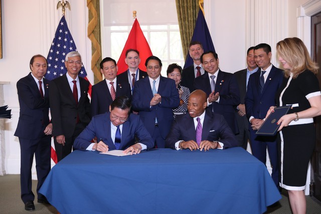 Nhân dịp này, Thủ tướng Phạm Minh Chính đã chứng kiến Chủ tịch UBND TP. Hồ Chí Minh Phan Văn Mãi và Thị trưởng New York ký kết biên bản ghi nhớ thiết lập quan hệ kết nghĩa giữa thành phố New York và TP. Hồ Chí Minh