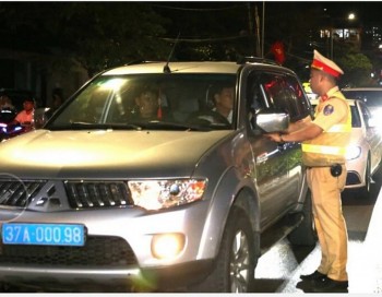 Nghệ An: Phát hiện tài xế xe biển xanh huyện Tương Dương vi phạm nồng độ cồn