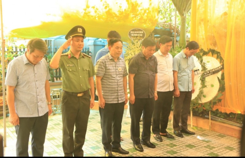 Lãnh đạo tỉnh Thái Bình thăm hỏi, động viên gia đình Trung úy công an hy sinh khi làm nhiệm vụ